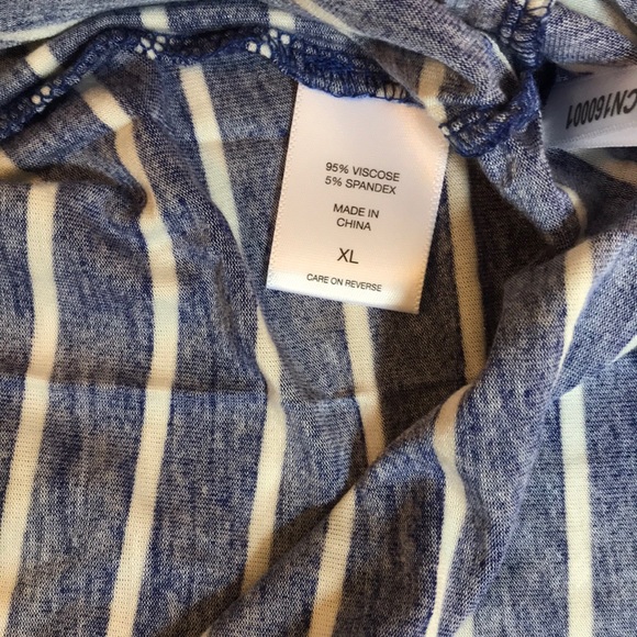 NWT! Blue & white top - Picture 4 of 5